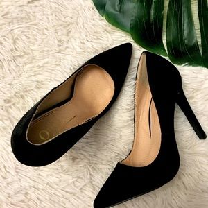 Black Suede like Pumps